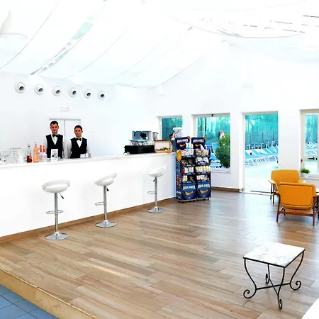 מלון Grand Flora 4*
