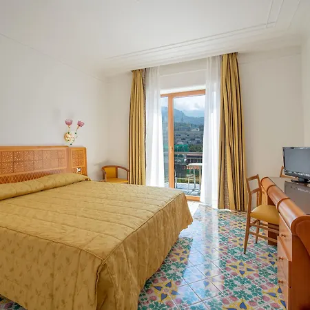 מלון Grand Flora 4*