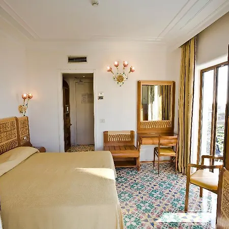 Grand Flora מלון